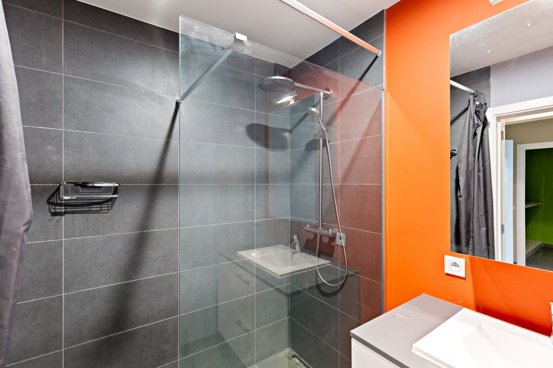 Ruim 2 slpk. zicht-appartement met garagebox foto 11
