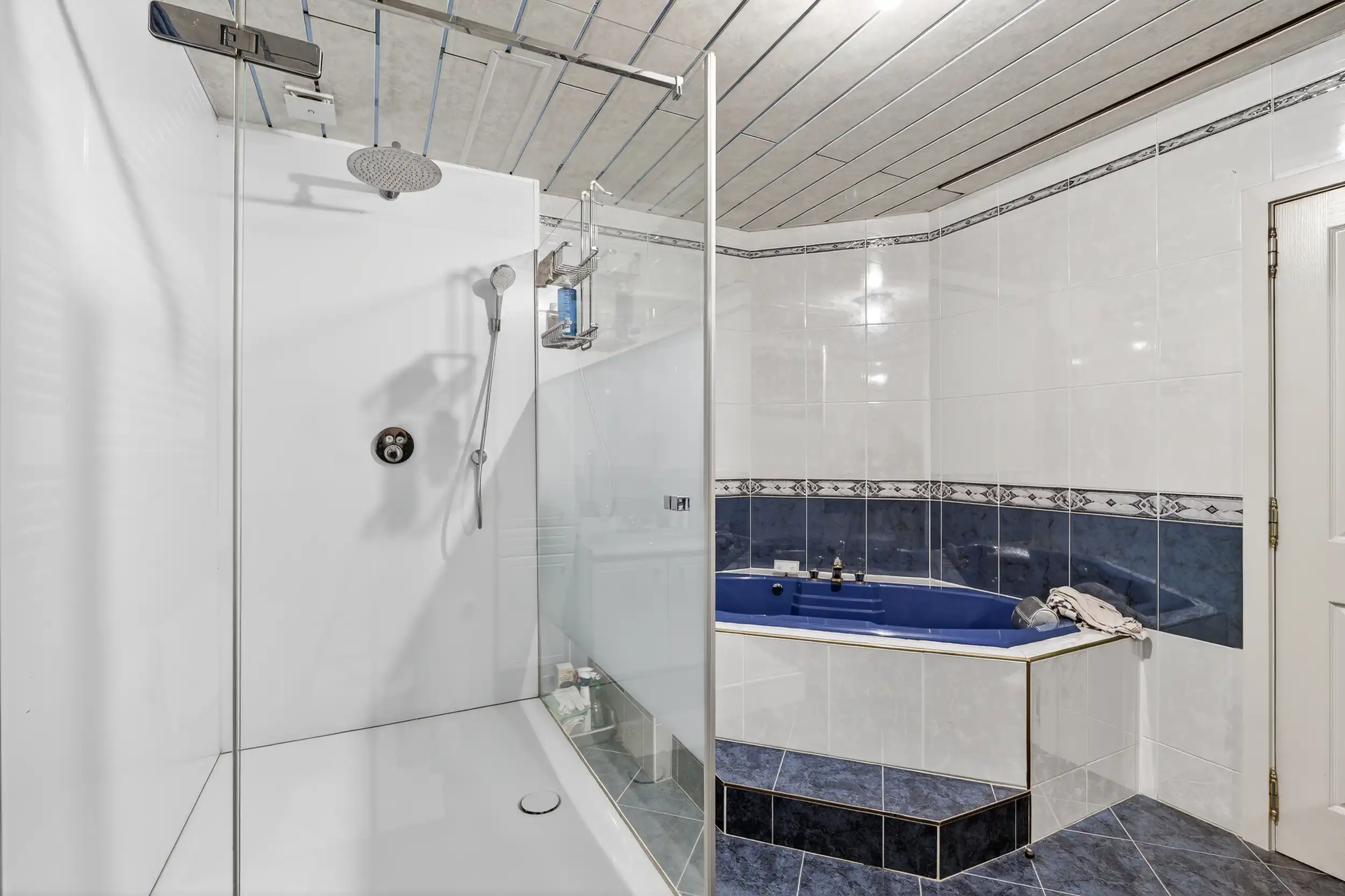 Handelshuis met loods op toplocatie foto 14