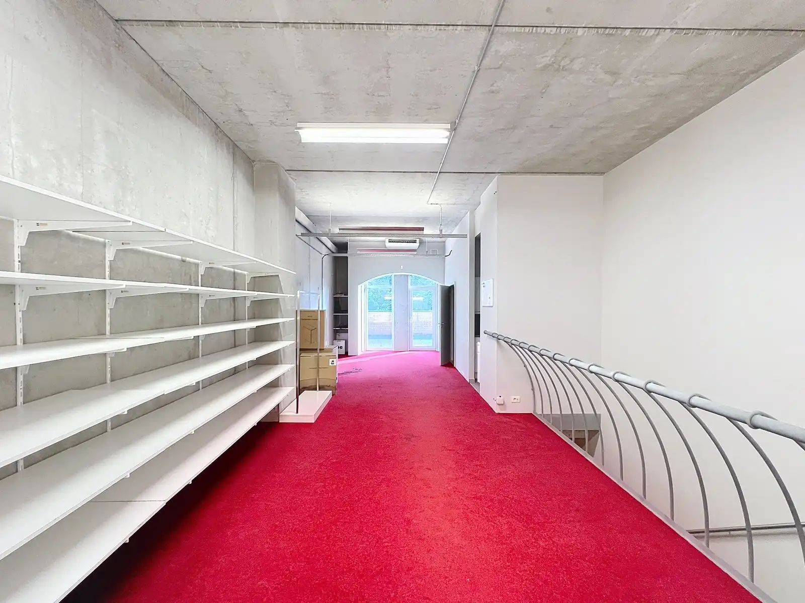 Moderne LICHTRIJKE handelsruimte TE HUUR in de stijlvolle Delaerestraat. foto 11