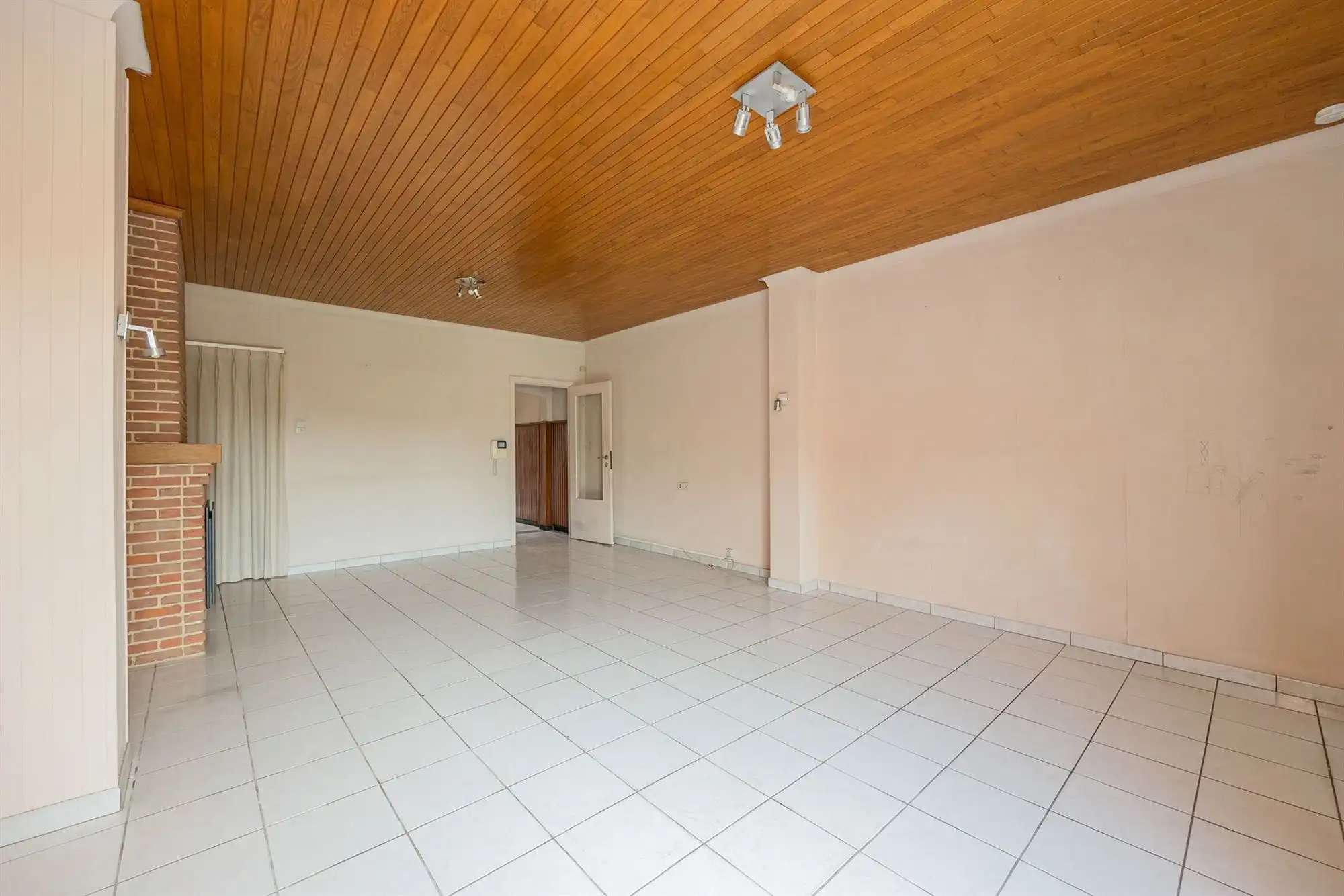 Gezinswoning met drie slaapkamers, garage en tuin foto 5