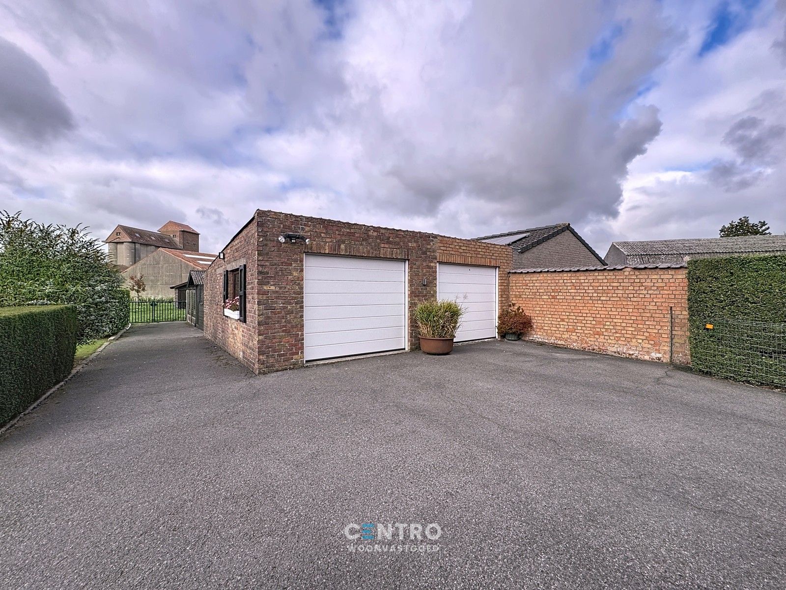 INTERESSANTE villa te Meetkerke met 3 slpks, PRAKTIJKruimte én 2 garages op 1.975m2! foto 21