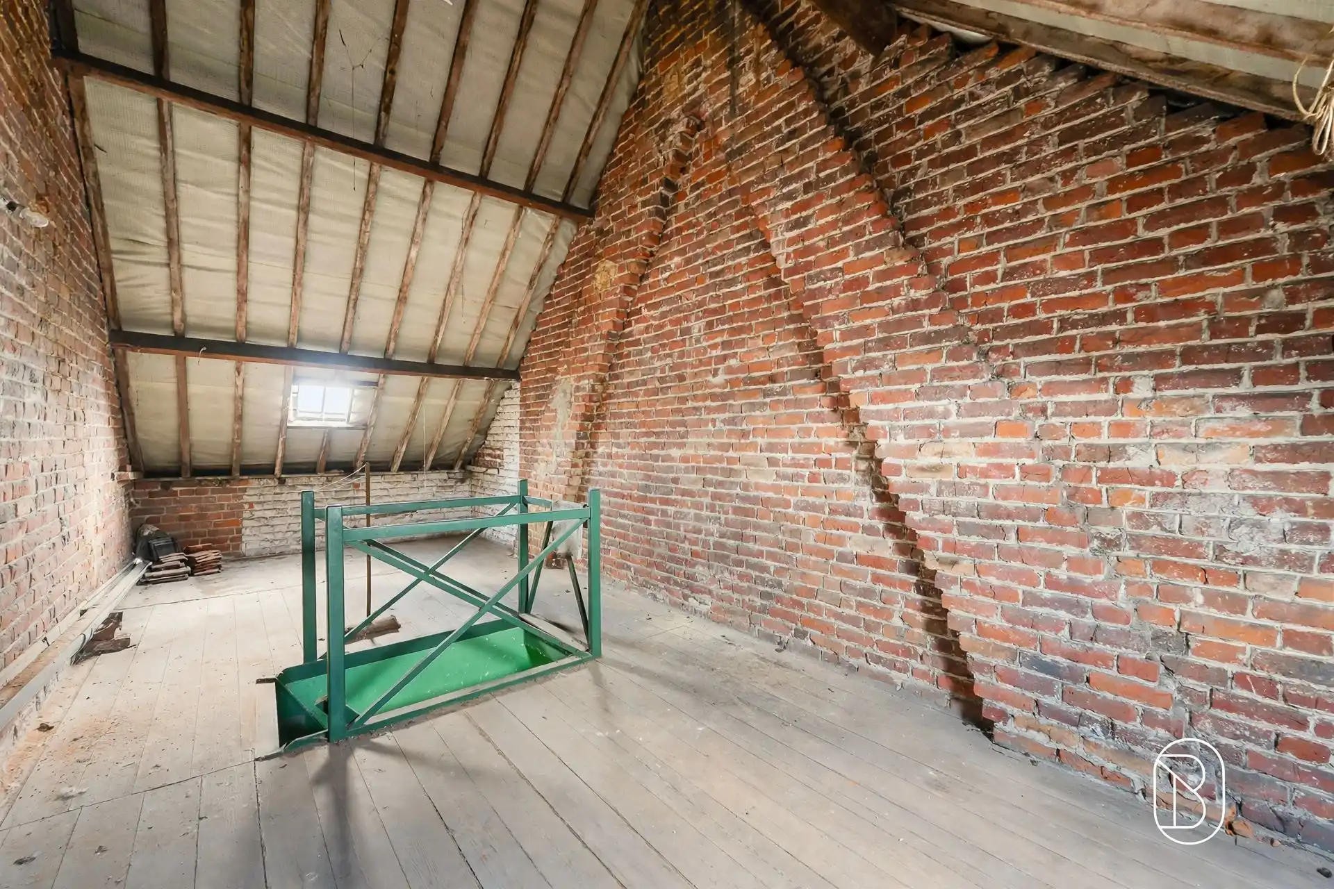 Te renoveren woning: IDEAAL VOOR INVESTEERDERS! foto 9