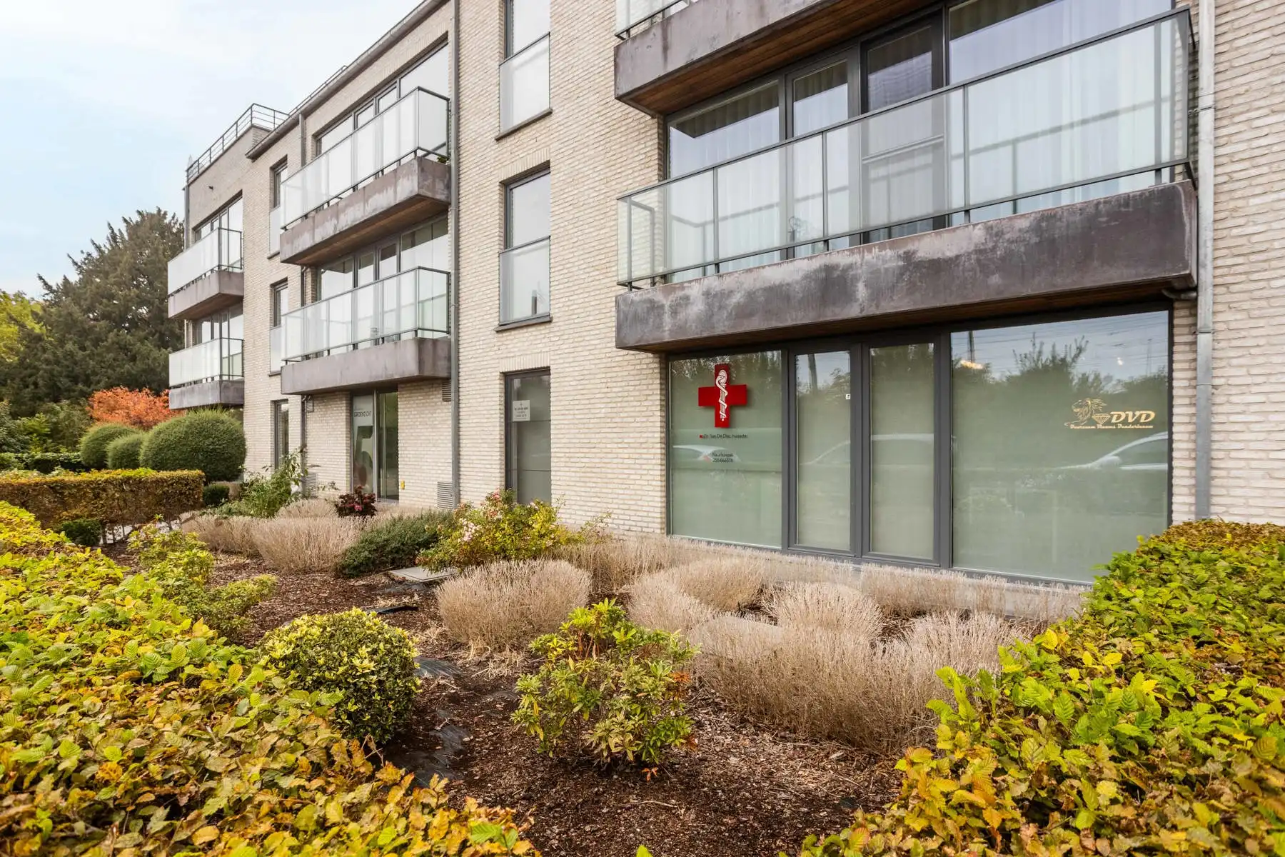 Te koop: gelijkvloers kantoor/praktijkruimte  foto 2