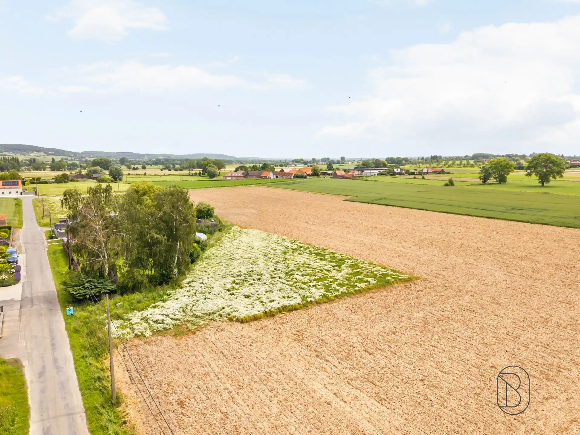 Topgelegen bouwgrond van 2.030 m² te koop in Celles. foto {{pictureIndex}}