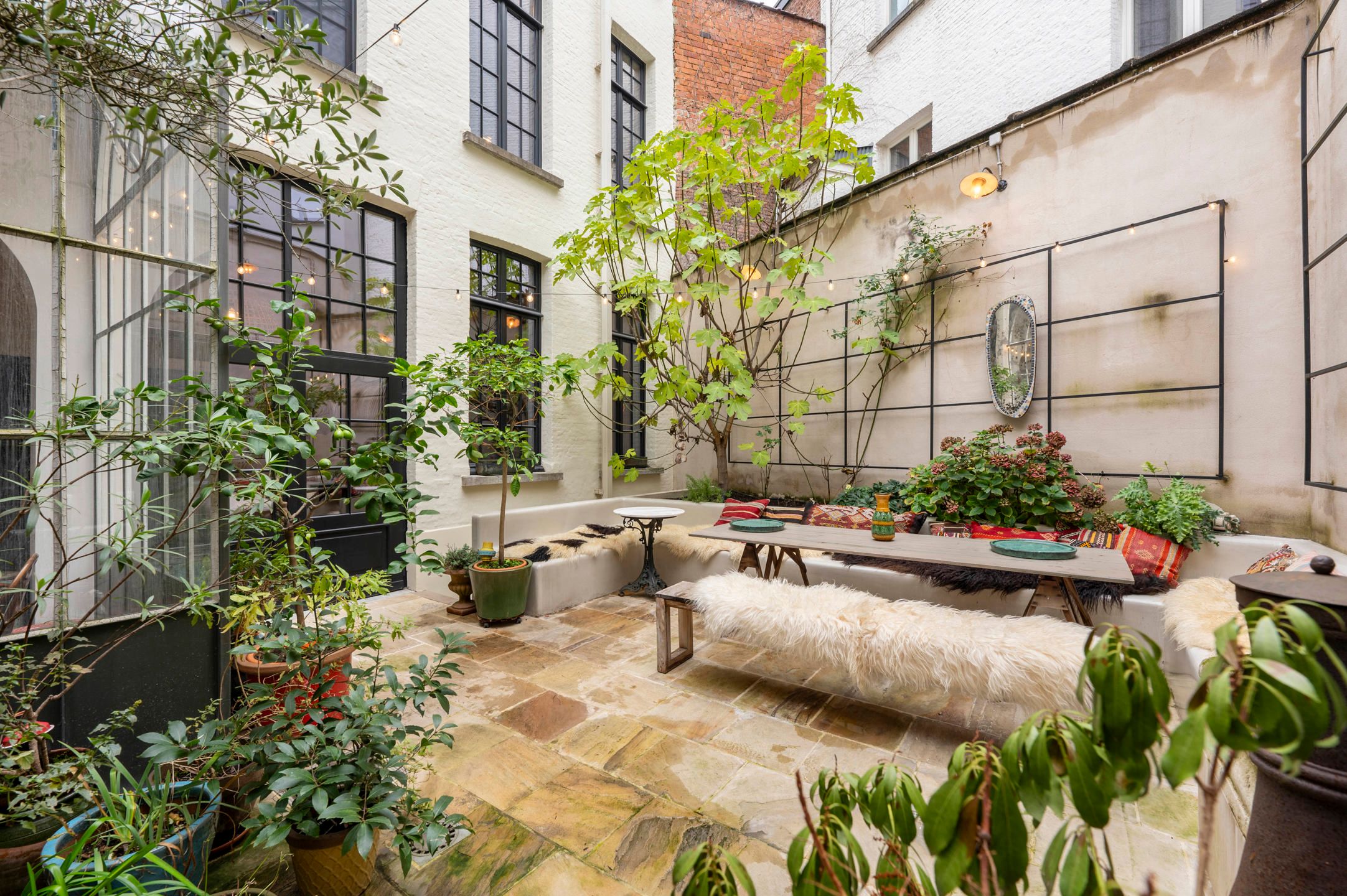 ANTWERPEN-CENTRUM - Meesterwoning met patio en parking foto 3