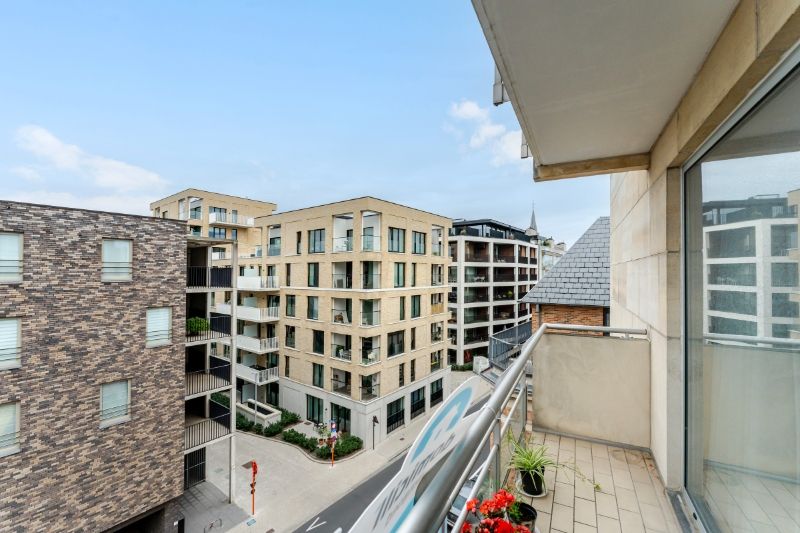 Roeselare-stadskern. Verzorgd twee-slaapkamerappartement met 3 terrassen, zuidelijk gelegen, 89m2 woonplezier. Aparte ondergrondse autostaanplaats mogelijk. foto 2