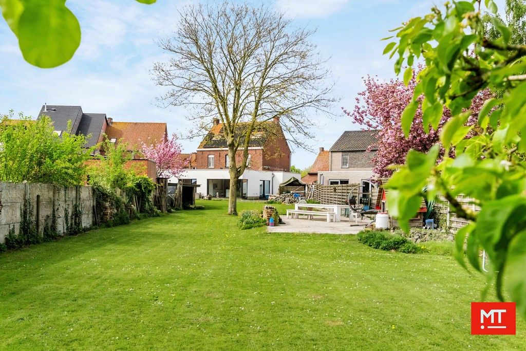 Bijzonder ruime alleenstaande woning op 1.828 m² in het centrum van Langemark foto 3