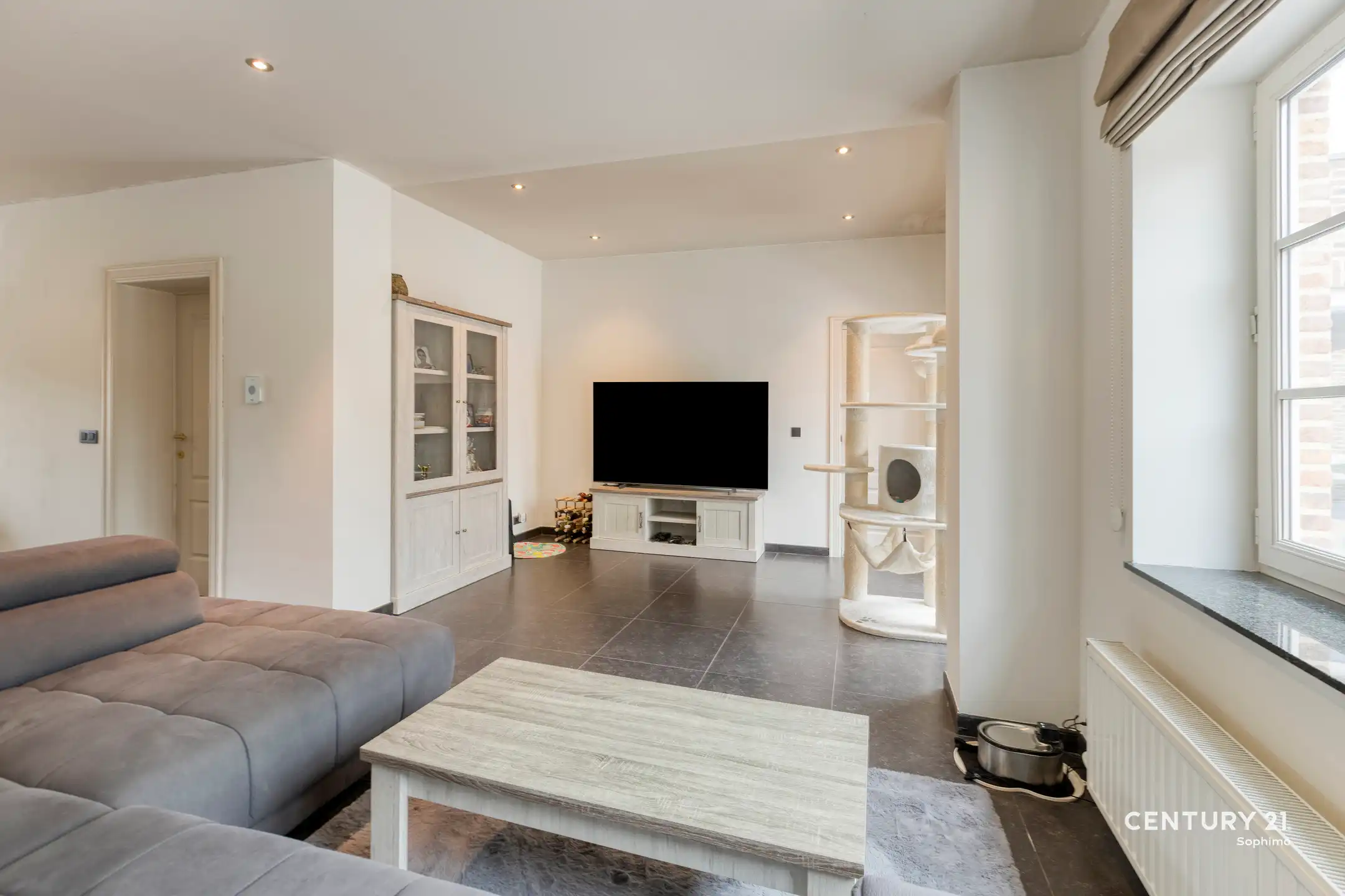 Instapklare woning met vier slaapkamers op perceel van 11a22 foto 3