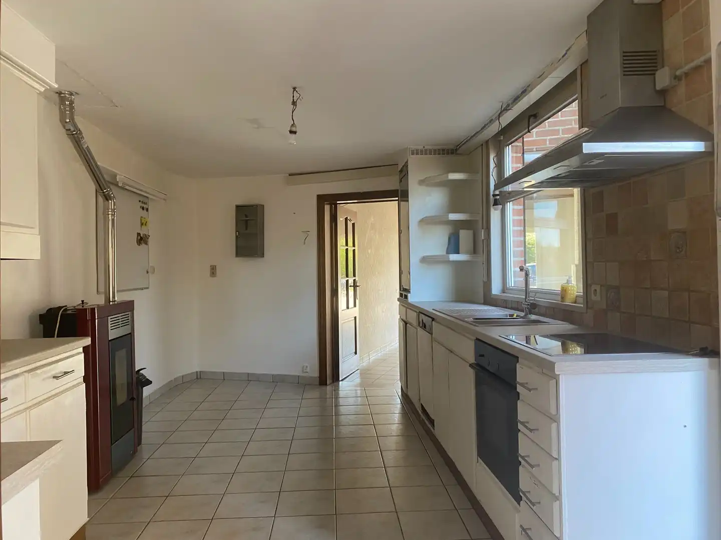 Centraal gelegen te renoveren woning met ruime garage en achterliggende tuin foto {{pictureIndex}}