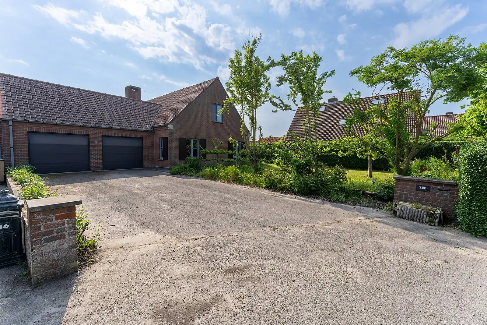 Zeer ruime woning op een perceel van 1000m² met dubbele garage in het landelijke Houtave. foto 2