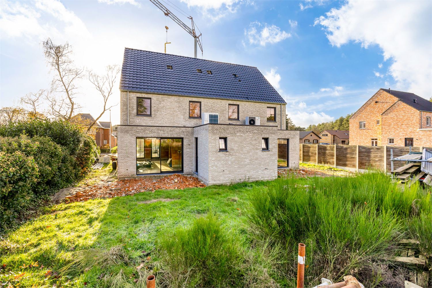 Idealis Vastgoed – Charmante CASCO+ woning met 2 tot 3 ruime slaapkamers, ruime woonkamer met open keuken, berging, achterinkom met wasruimte, badkamer en met maar liefst 18 zonnepanelen. De woning is gelegen op een rustig perceel aan de bosrand. foto 15