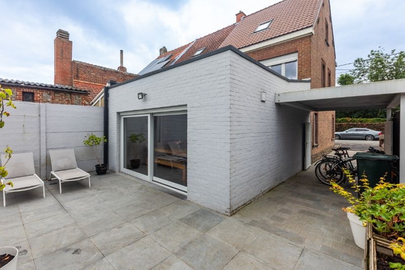 Rustig gelegen, instapklare, halfopen woning met 4 slaapkamers ingerichte keuken, tuin en garage op 382m². foto 16