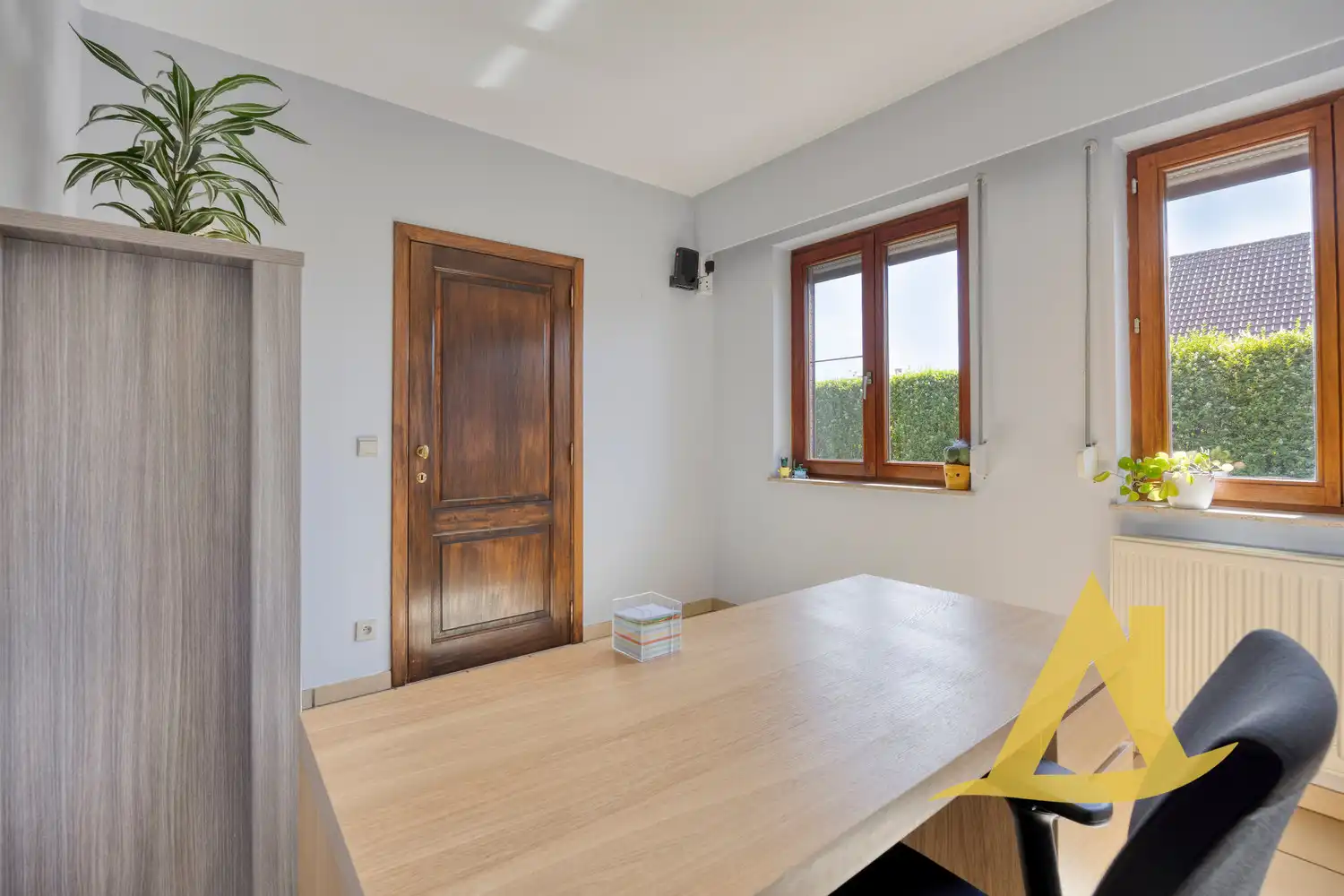 RUSTIG GELEGEN, INSTAPKLARE WONING MET TUIN RONDOM EN RUIME OPRIT foto 5