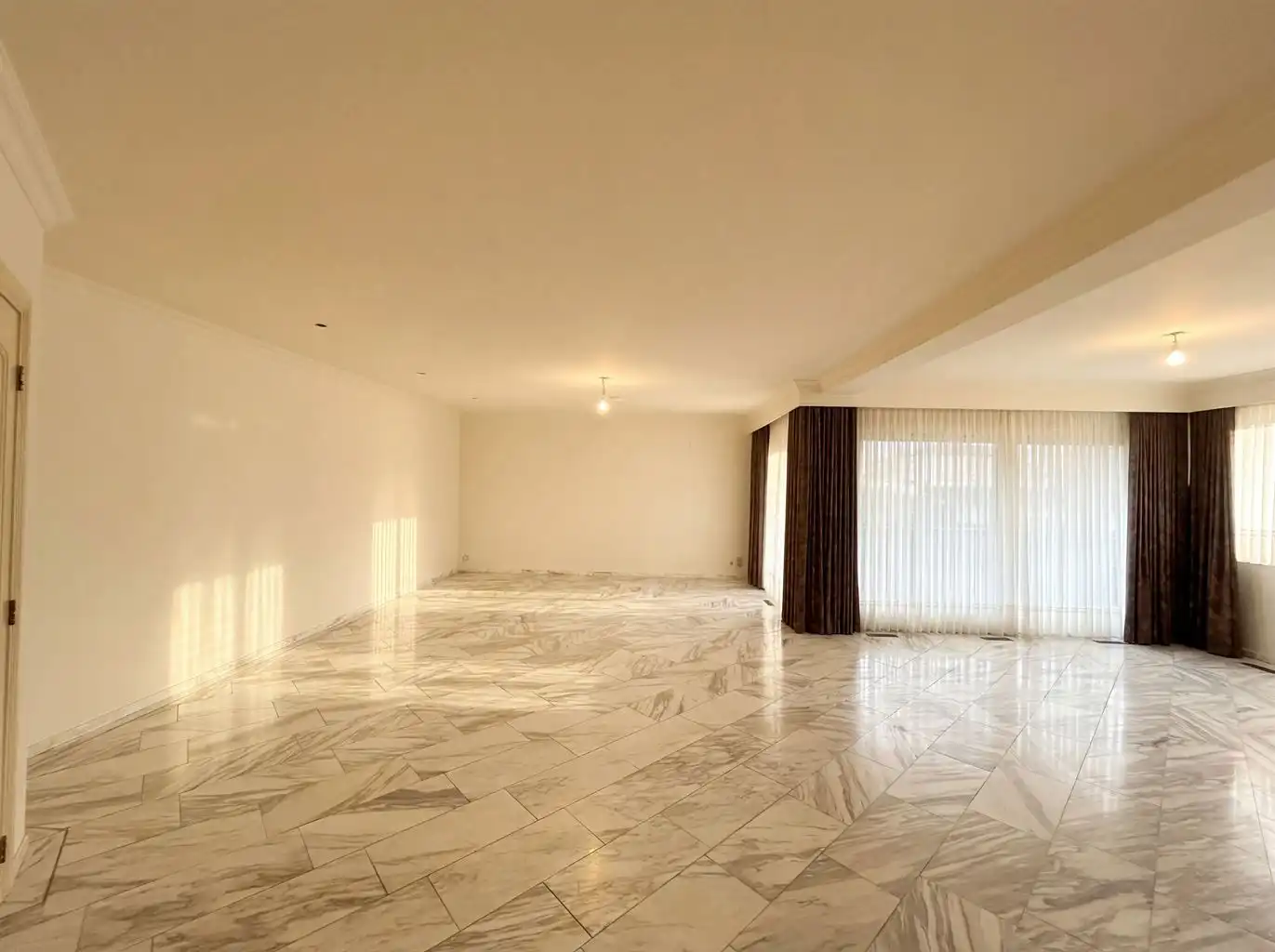 Zeer ruim gelijkvloers appartement voorzien van 2 (+1) slaapkamers, terrassen en afgesloten garagebox, gelegen nabij het centrum van Maaseik. foto {{pictureIndex}}