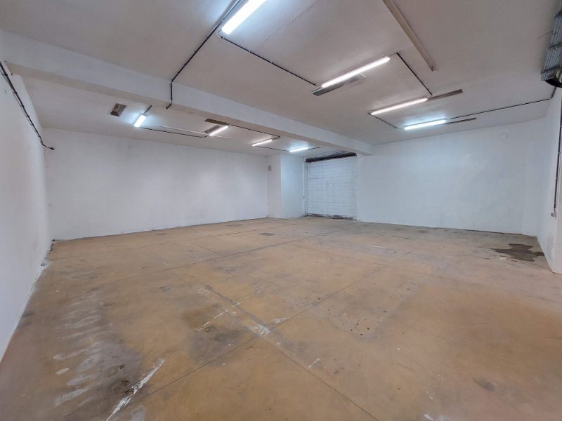 Gerenoveerd magazijn van 290 m² te huur in Ronse – uitstekende ligging langs de N48 foto 9