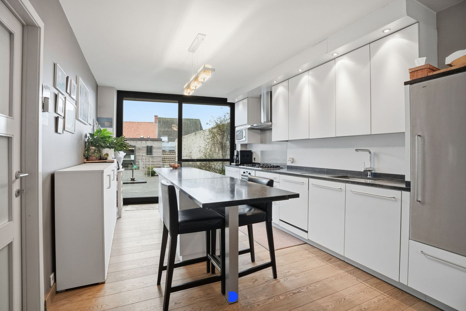 Veelzijdige rijwoning met 2 garages in het centrum van Tielt! foto 21