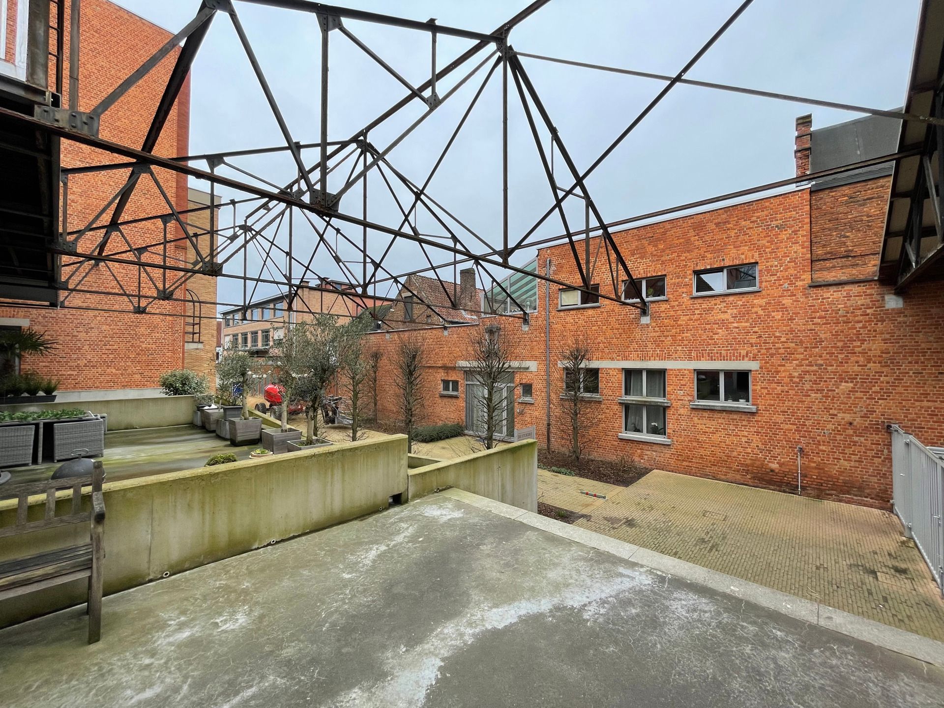 Ruime en lichtrijke kantoorloft te huur in centrum Oudenaarde foto 12