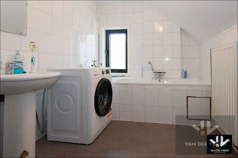 Opbrengsteigendom bestaande uit drie entiteiten: feestzaal/dienstencentrum, kantoorruimte en een duplexappartement kort aan de school en in het centrum van Paal, op een steenworp van het op- en afrittencomplex van de autosnelweg E313! foto 12