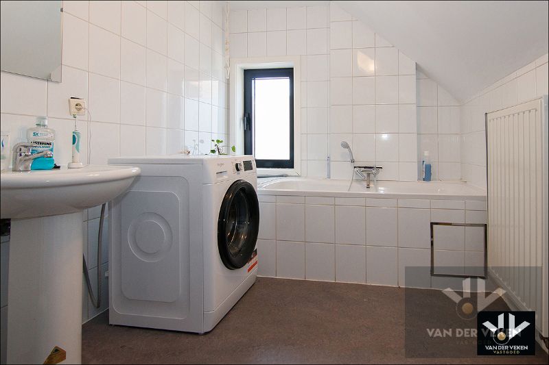 Opbrengsteigendom bestaande uit drie entiteiten: feestzaal/dienstencentrum, kantoorruimte en een duplexappartement kort aan de school en in het centrum van Paal, op een steenworp van het op- en afrittencomplex van de autosnelweg E313! foto 12