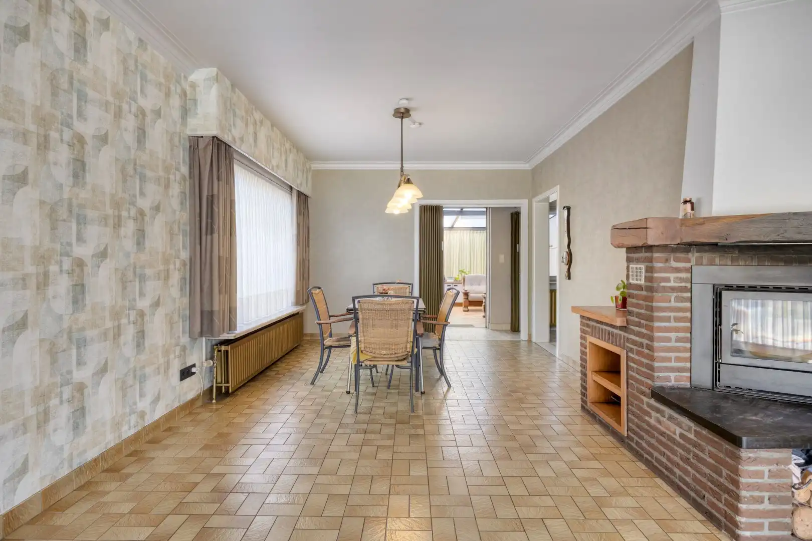Goed onderhouden ruim ingedeelde woning met 3 slpks + zolder foto 2