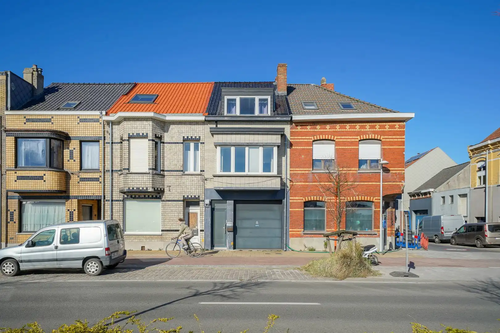 Woning met ruime garage en zicht op de vaart in Bredene foto {{pictureIndex}}