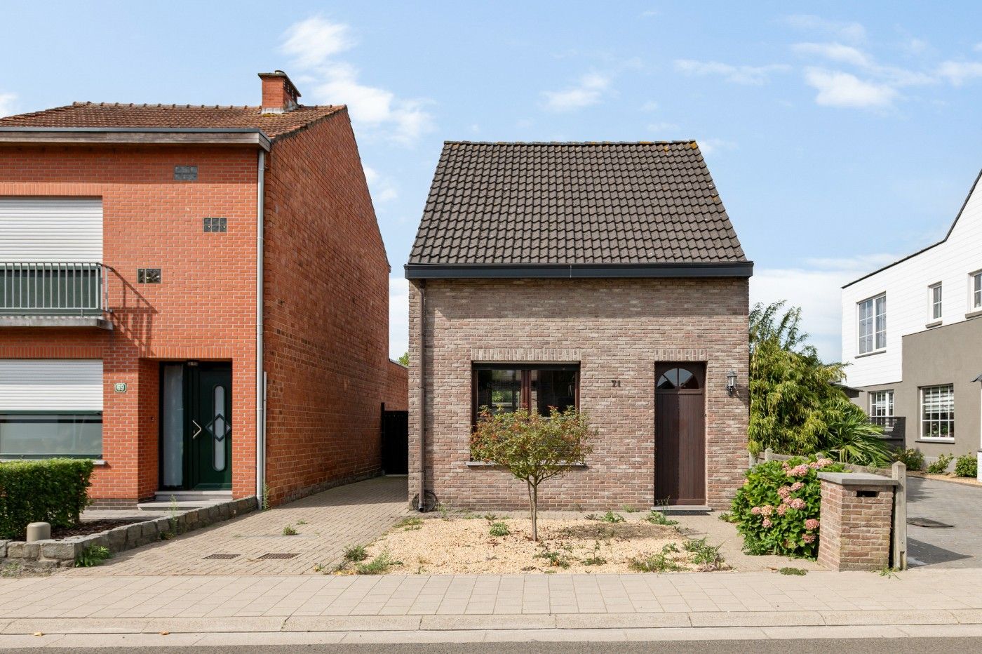 Hoofdfoto van de publicatie: Te renoveren, vrijstaande woning met 2 slpk., oprit en diepe tuin