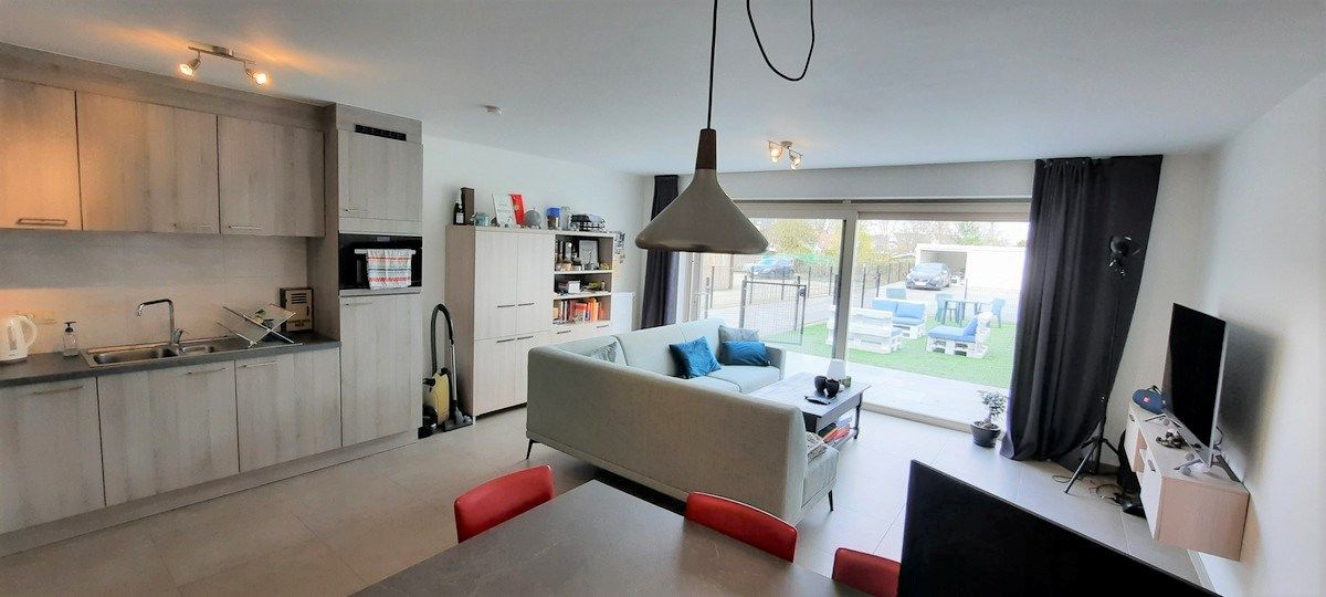 Gelijkvloers app met 1 slk, terras en tuintje, autostaanplaats én garage foto 3