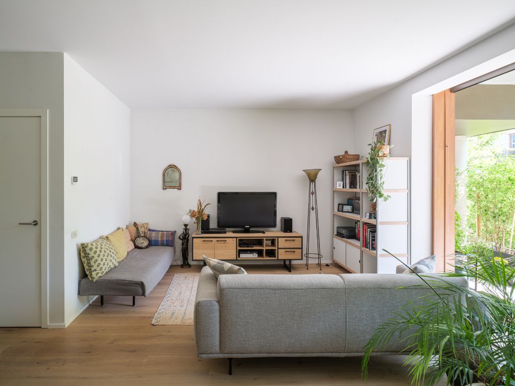 Hedendaags gelijkvloers appartement met één slaapkamer en stadstuin, gelegen in de voormalige brandweerkazerne en de vroegere kunstacademie, midden in het historisch hart van Gent. foto 8