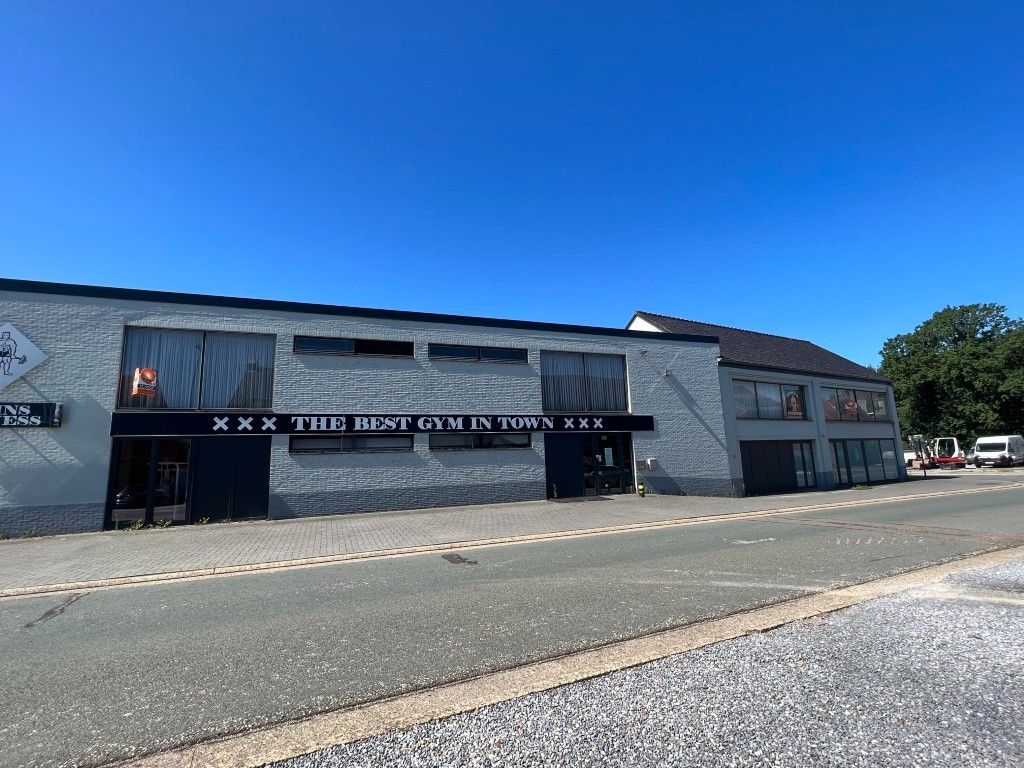 Aantrekkelijk ruim bedrijfspand met loods, gelegen in het centrum van Opoeteren. foto {{pictureIndex}}