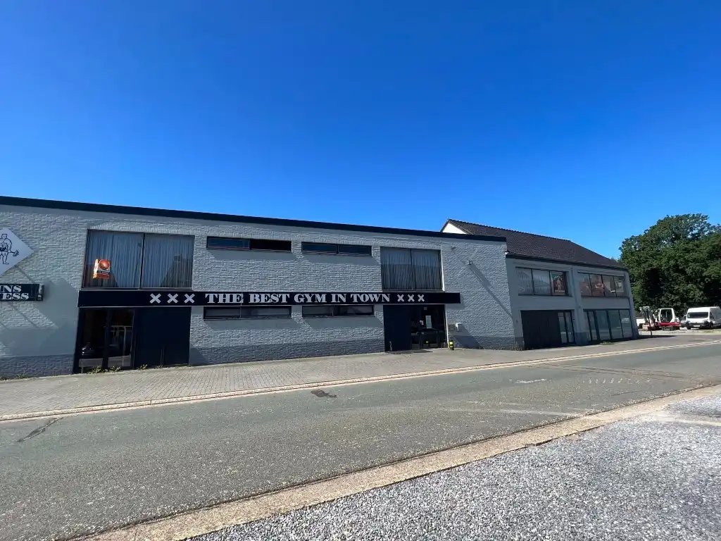 Aantrekkelijk ruim bedrijfspand met loods, gelegen in het centrum van Opoeteren. foto {{pictureIndex}}