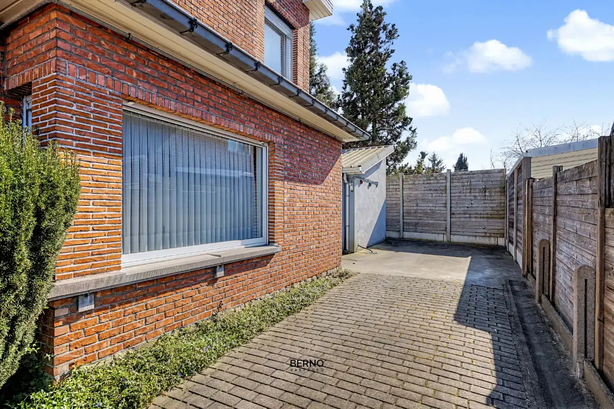 Halfopen bebouwing met oprit en ruime, zonnige tuin. foto 3