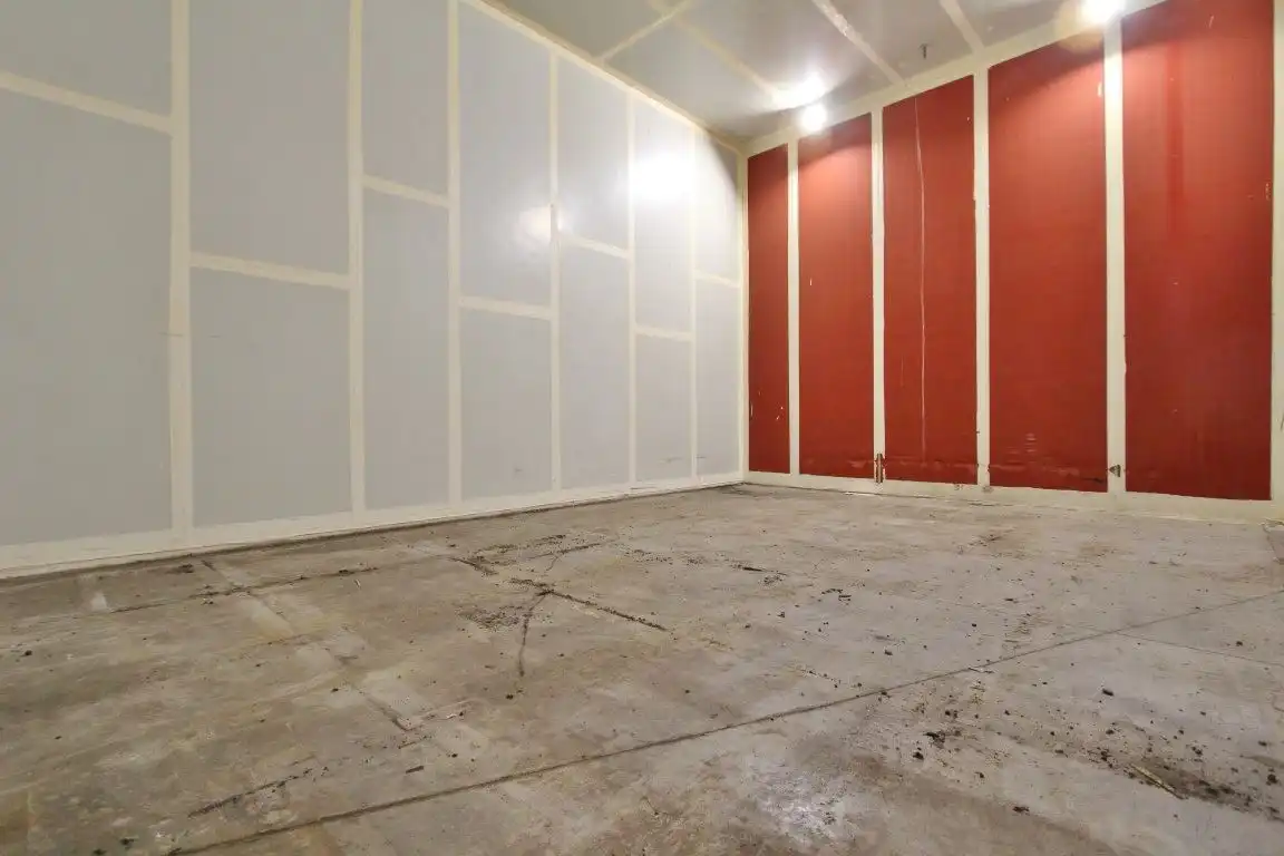 Ruime stockageruimte met frigoloodsen foto 22