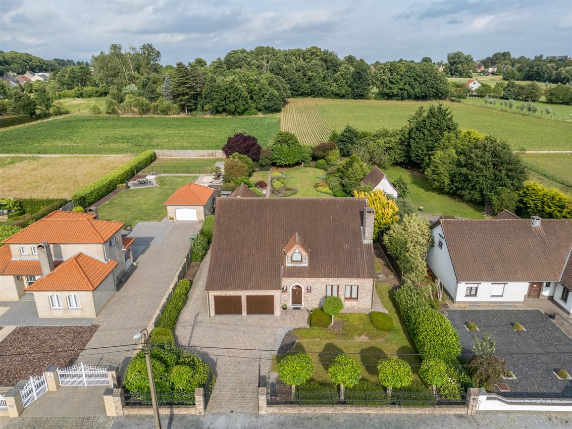 Landelijk villa in Scherpenheuvel-Zichem, 5 slpks, garages, omringd door agrarisch gebied. EPC C. foto {{pictureIndex}}