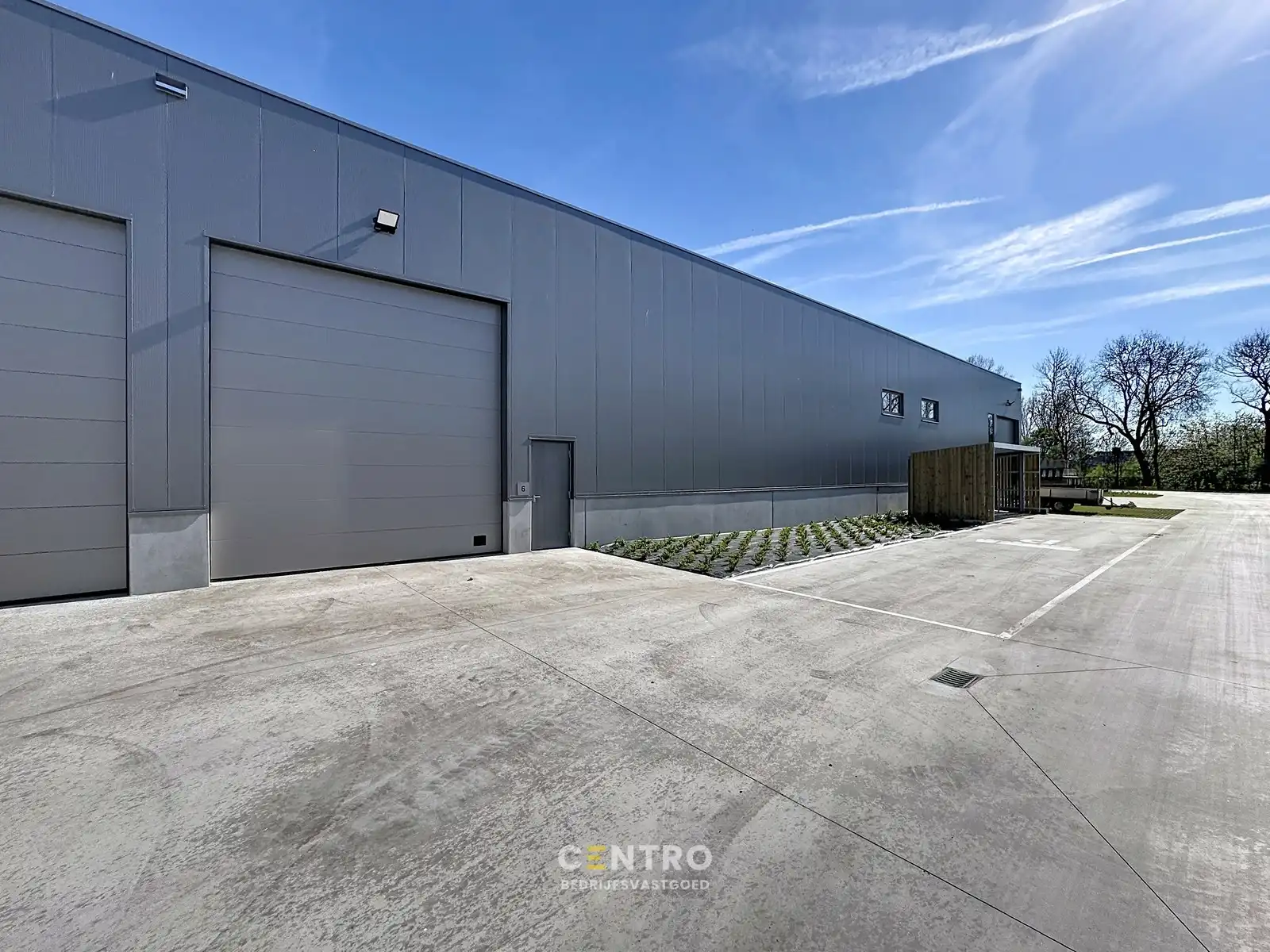 NB KMO-UNIT (359,8m²) te koop met 2 private parkeerplaatsen voor de deur, elektrische sectionaalpoort en sanitair blok op industriezone "Herdersbrug" te 8000 Brugge foto 2