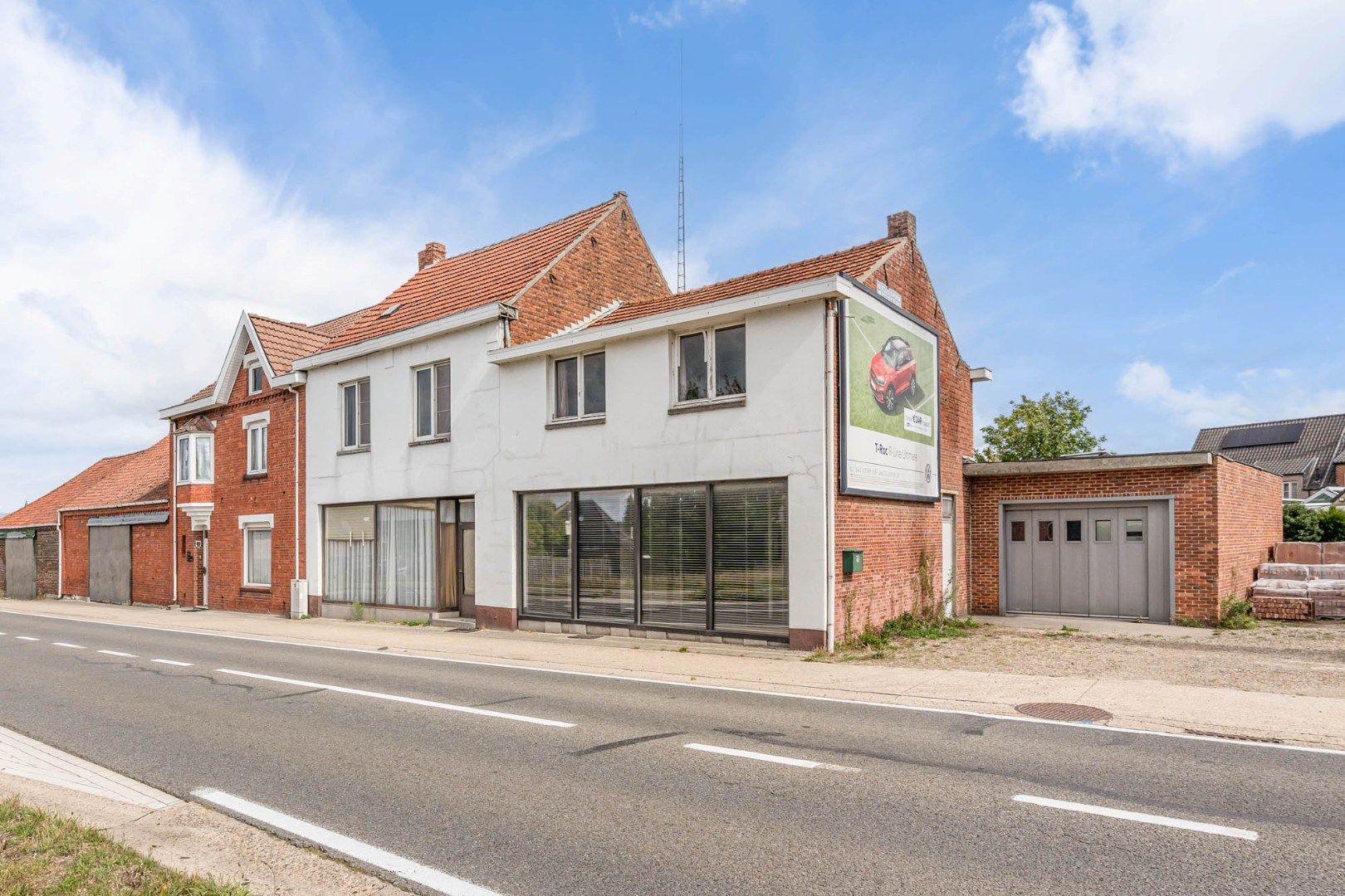 Hoofdfoto van de publicatie: Multifunctioneel gebouw op een zichtlocatie langs een doorgangsweg net buiten het centrum van Bree! 