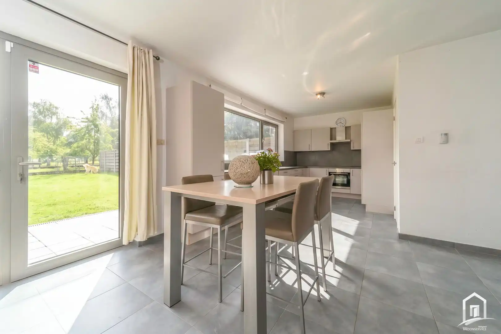 Ruim gelijkvloers appartement met 2 slaapkamers en tuin ! foto 2