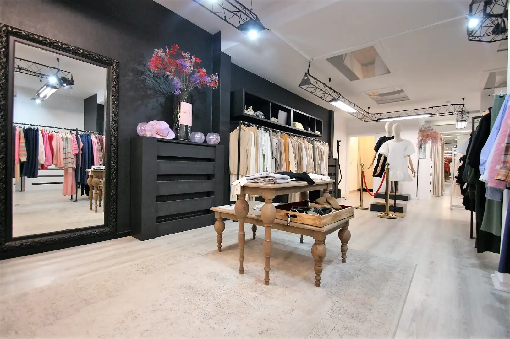 handelspand met woonst én garage te huur Lippenslaan 166 foto {{pictureIndex}}