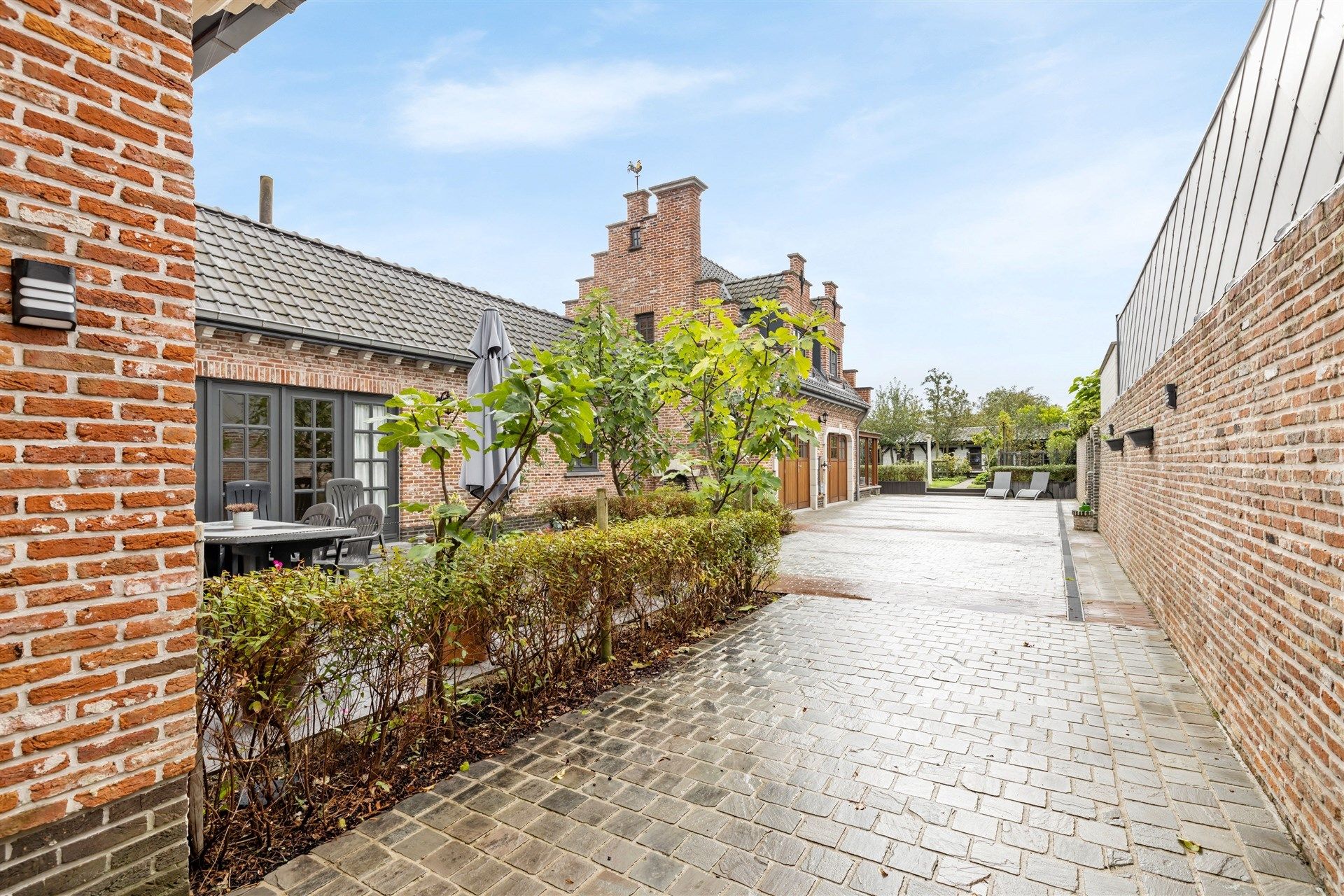 Karaktervolle gezinswoning met mooi aangelegde binnenplaats, dubbele garage en tal van mogelijkheden foto 30