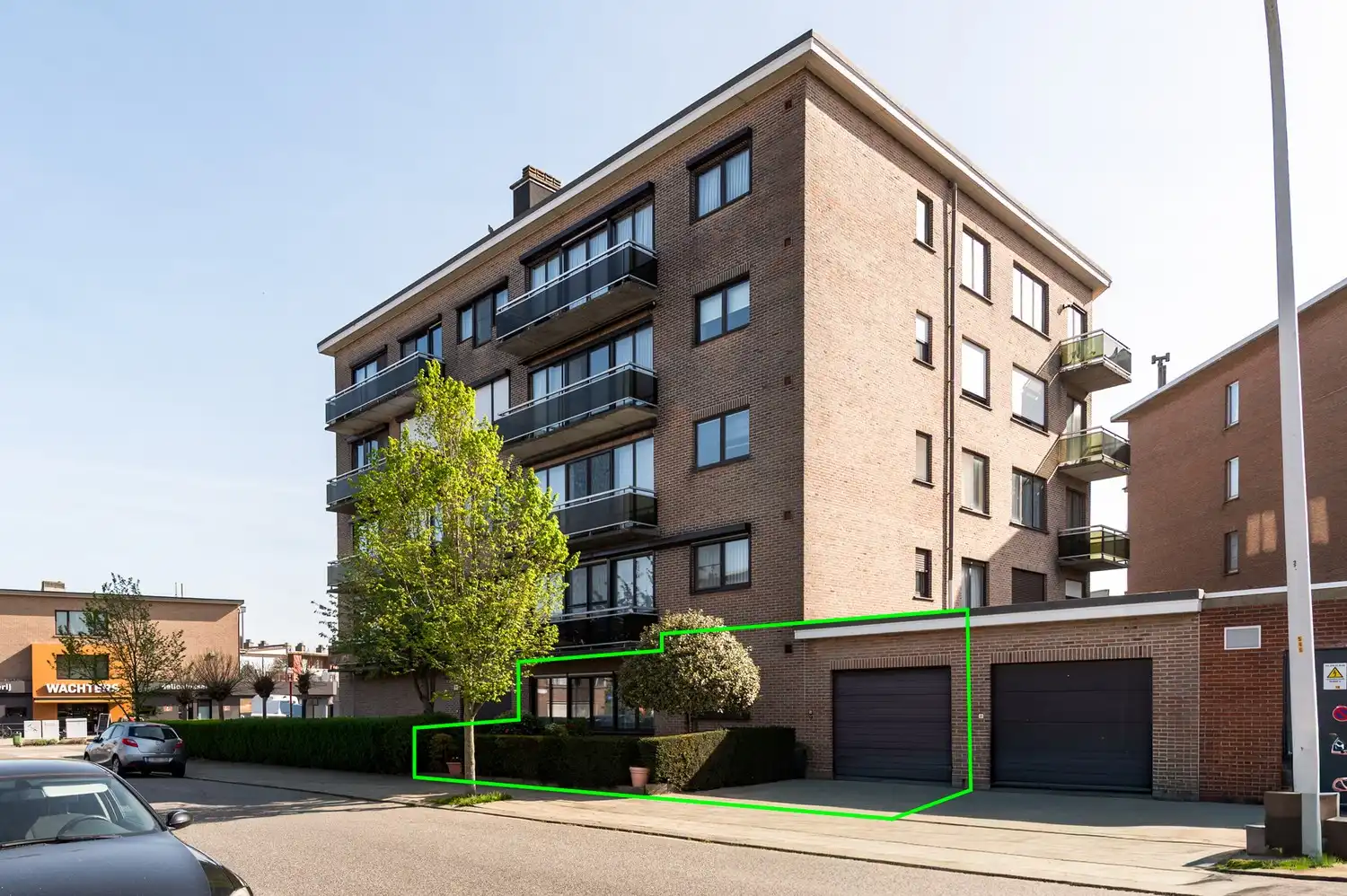 Uniek gelijkvloers appartement met 3 slaapkamers, inpandige garagebox met oprit alsook inpandige staanplaats en tuin in Borsbeek. foto {{pictureIndex}}