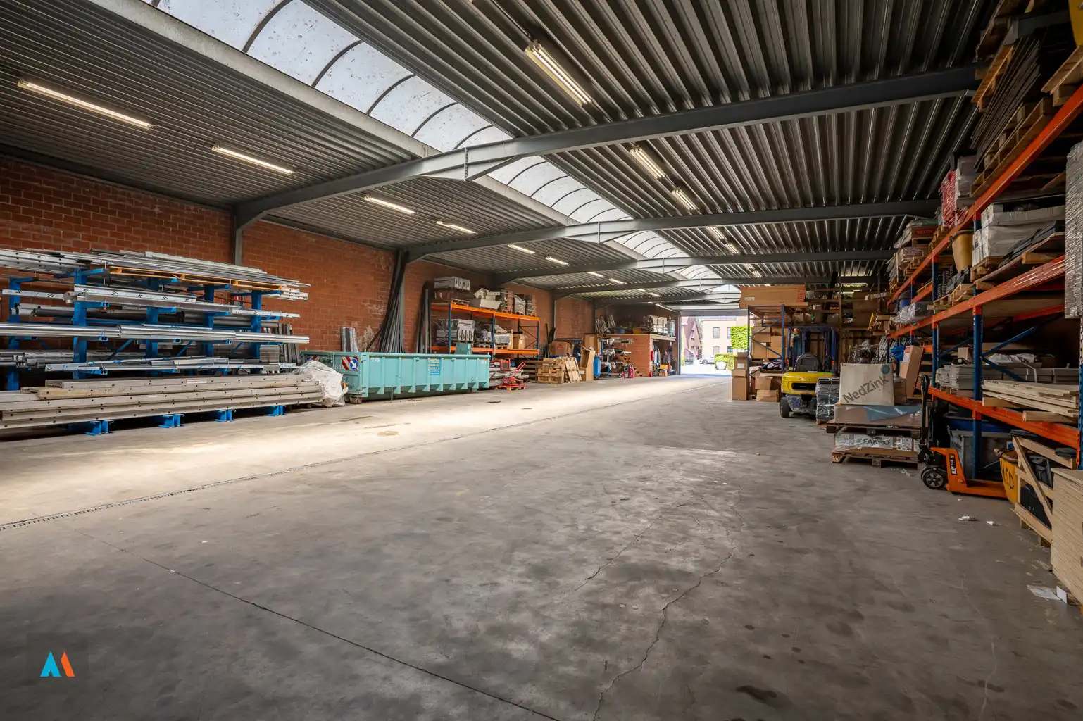 Ruim magazijn met buitenopslag en parkeergelegenheid foto 3