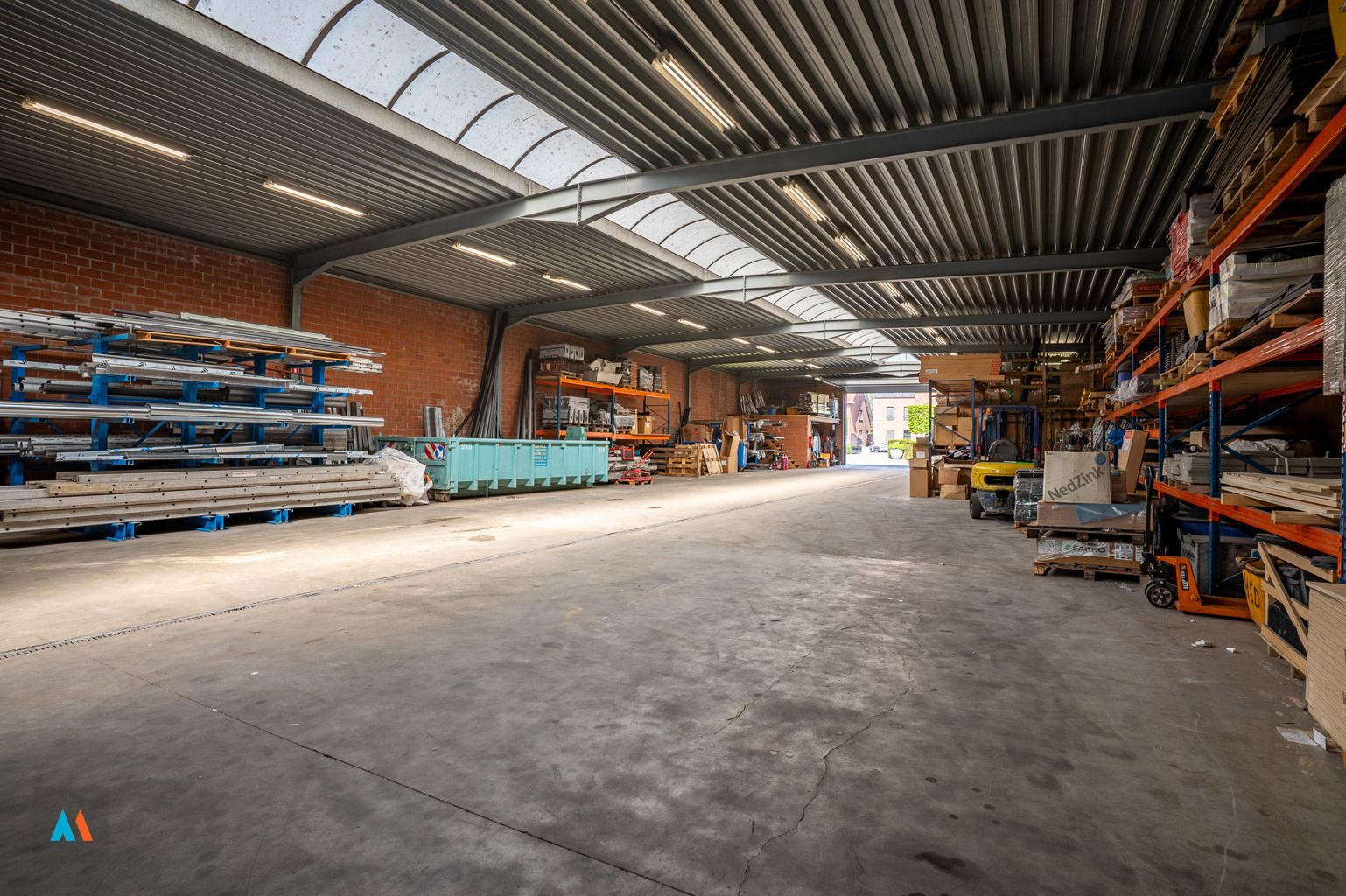 Ruim magazijn met buitenopslag en parkeergelegenheid foto 3