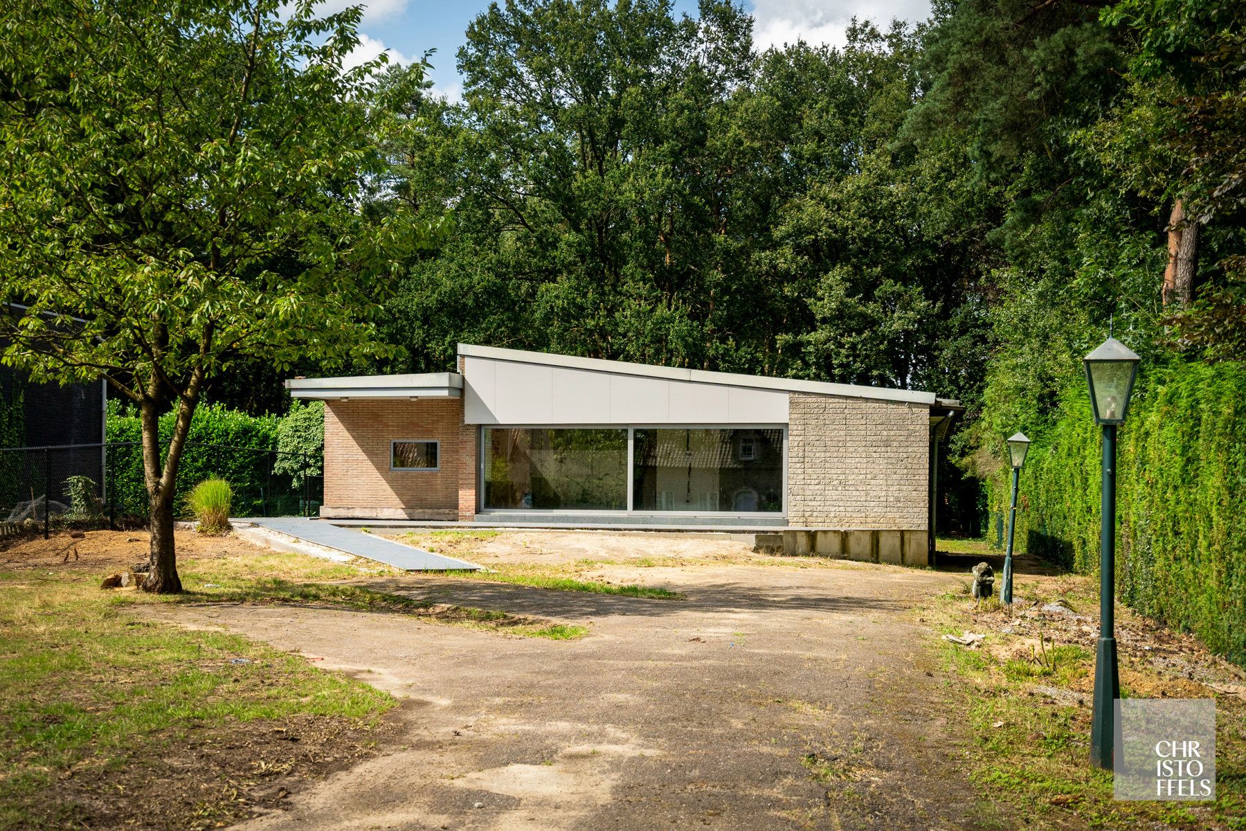 Deels gerenoveerde laagbouwvilla, residentieel gelegen in de bossen op een uitgestrekt perceel van 3.981m² foto 24
