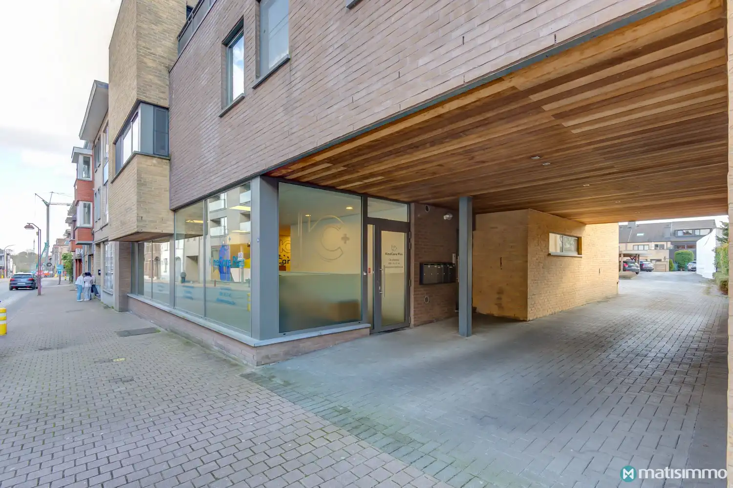 2 PRAKTIJKRUIMTES MET 10 PARKEERPLAATSEN TE HUUR IN HET CENTRUM VAN HOESELT foto 2