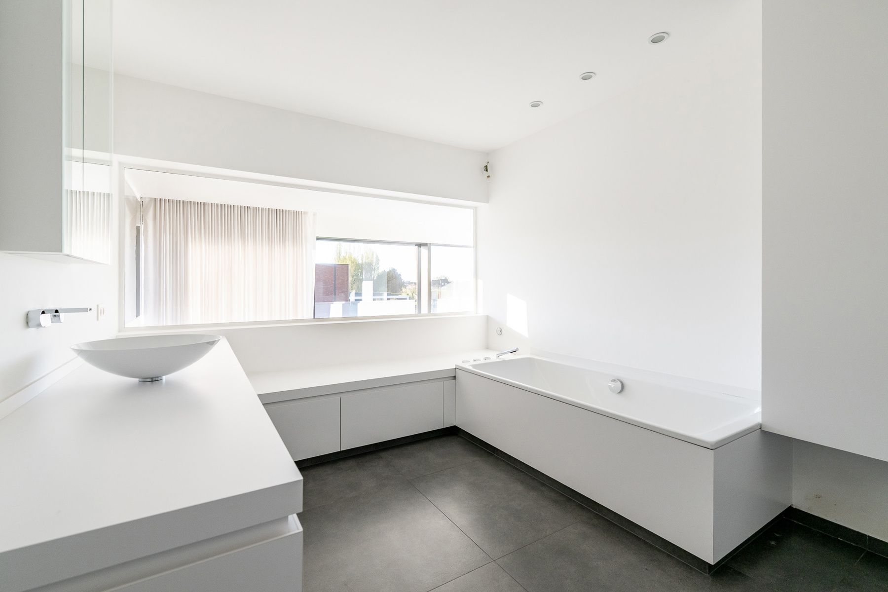 Unieke eigentijdse villa met zwembad foto 12