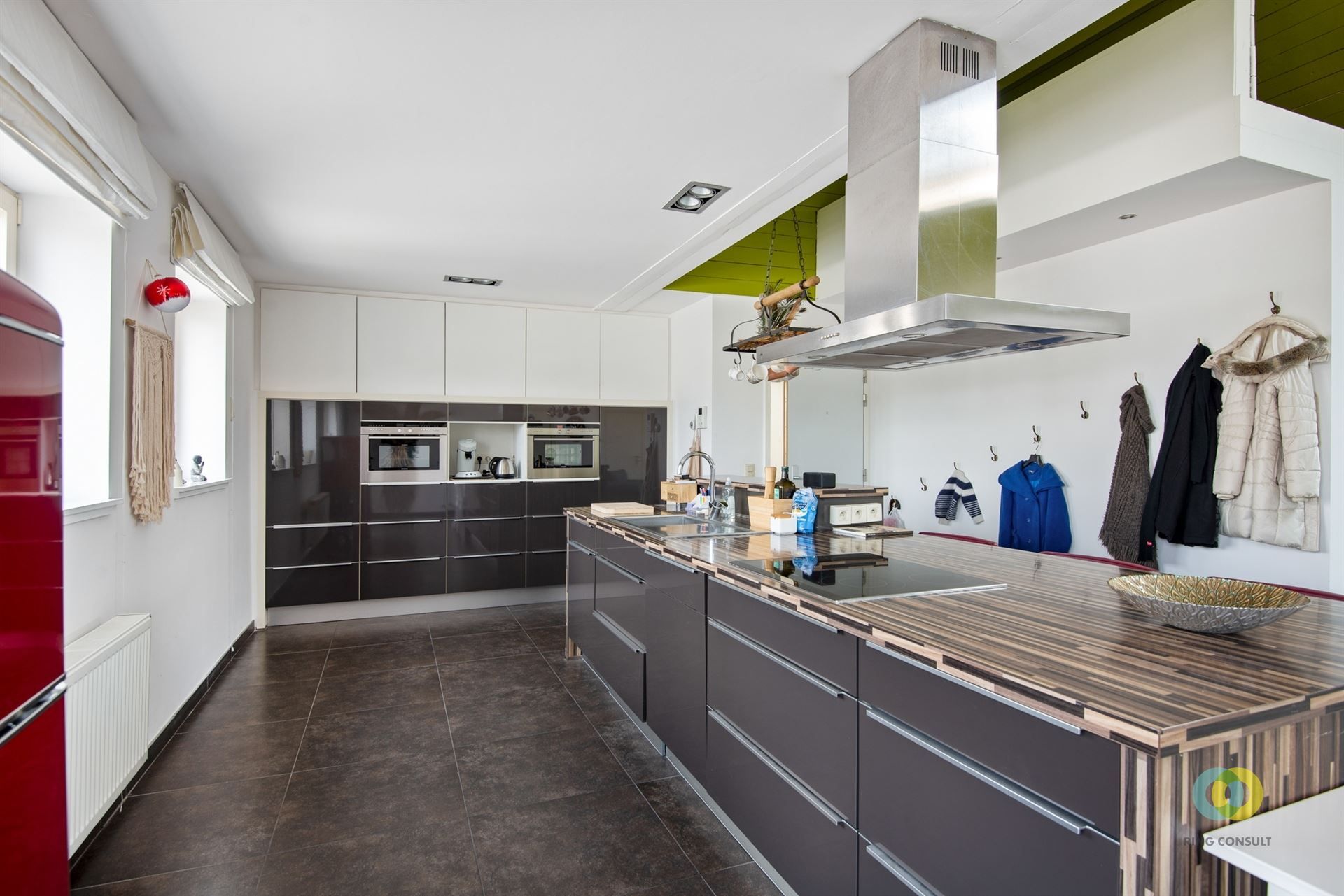 Instapklaar appartement met ruim terras foto 2