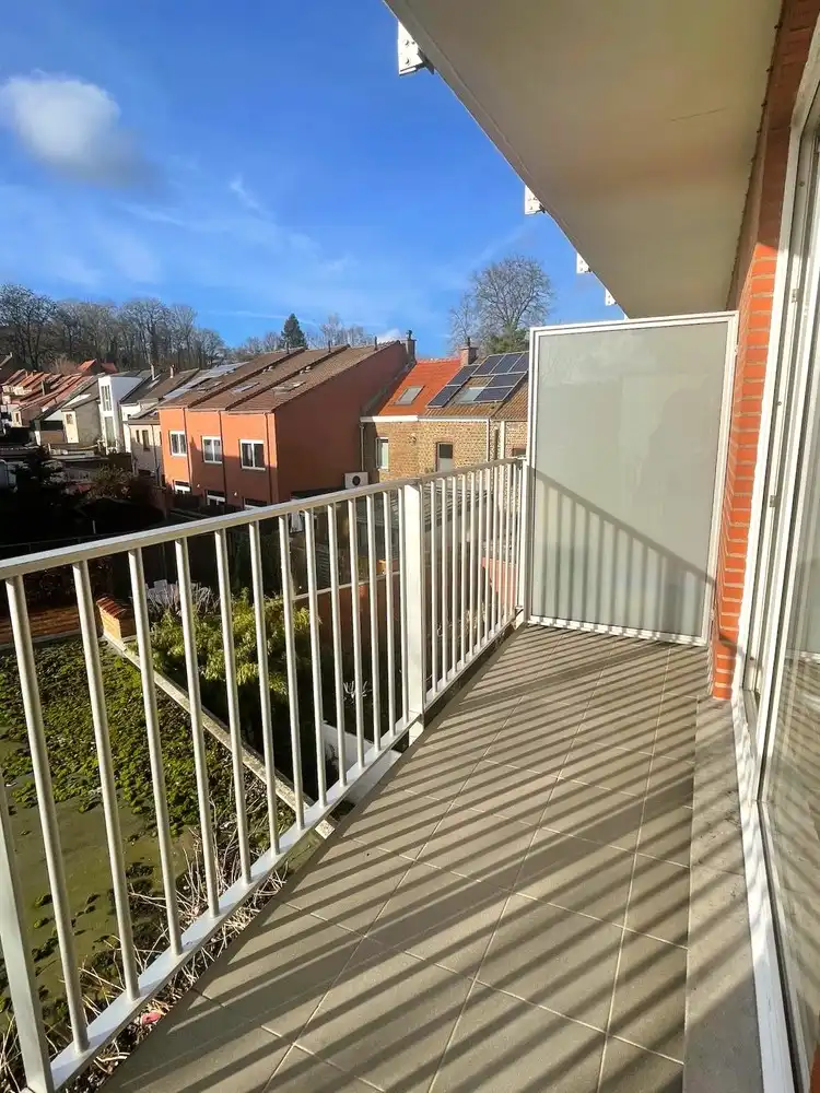 Deels gemeubelde studio met zonnig terras foto 8