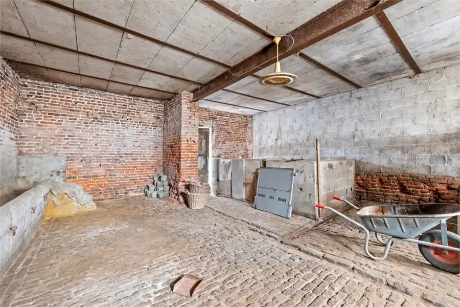 TE RENOVEREN GEZINSWONING MET LOODS IN HET LANDELIJKE GINGELOM foto 27