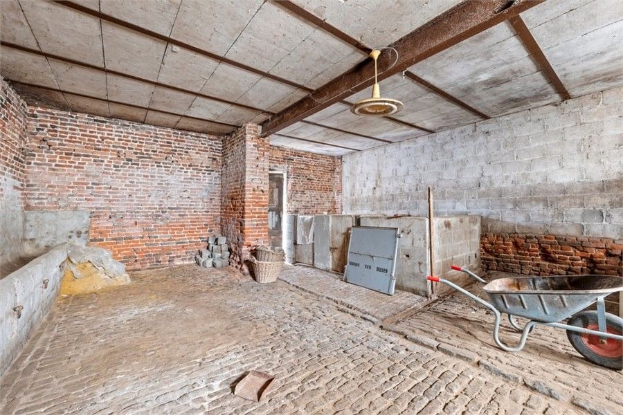 TE RENOVEREN GEZINSWONING MET LOODS IN HET LANDELIJKE GINGELOM foto 27