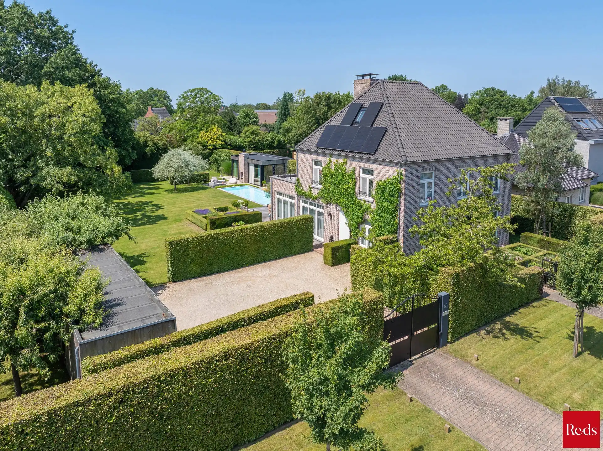 Uniek eigendom met zwembad, bijgebouw en bouwgrond  foto {{pictureIndex}}