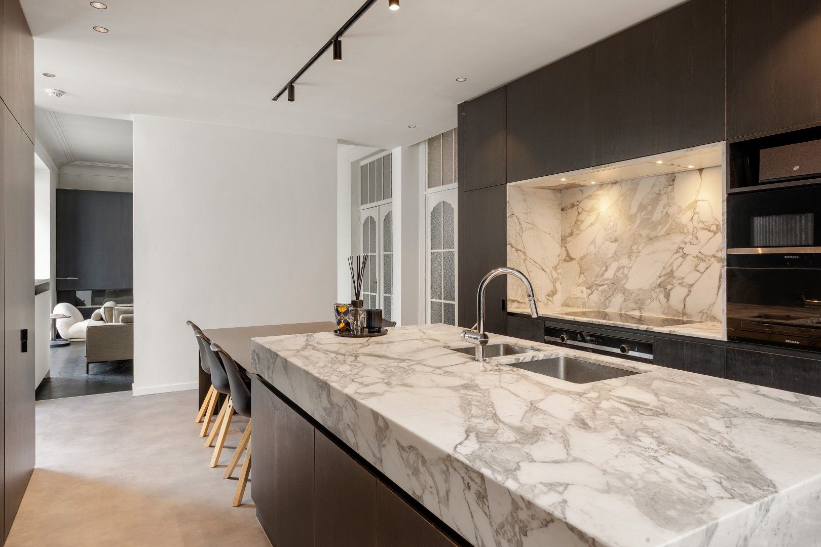 SUBLIEM GERENOVEERDE HERENWONING MET DUBBELE GARAGE.  foto 11